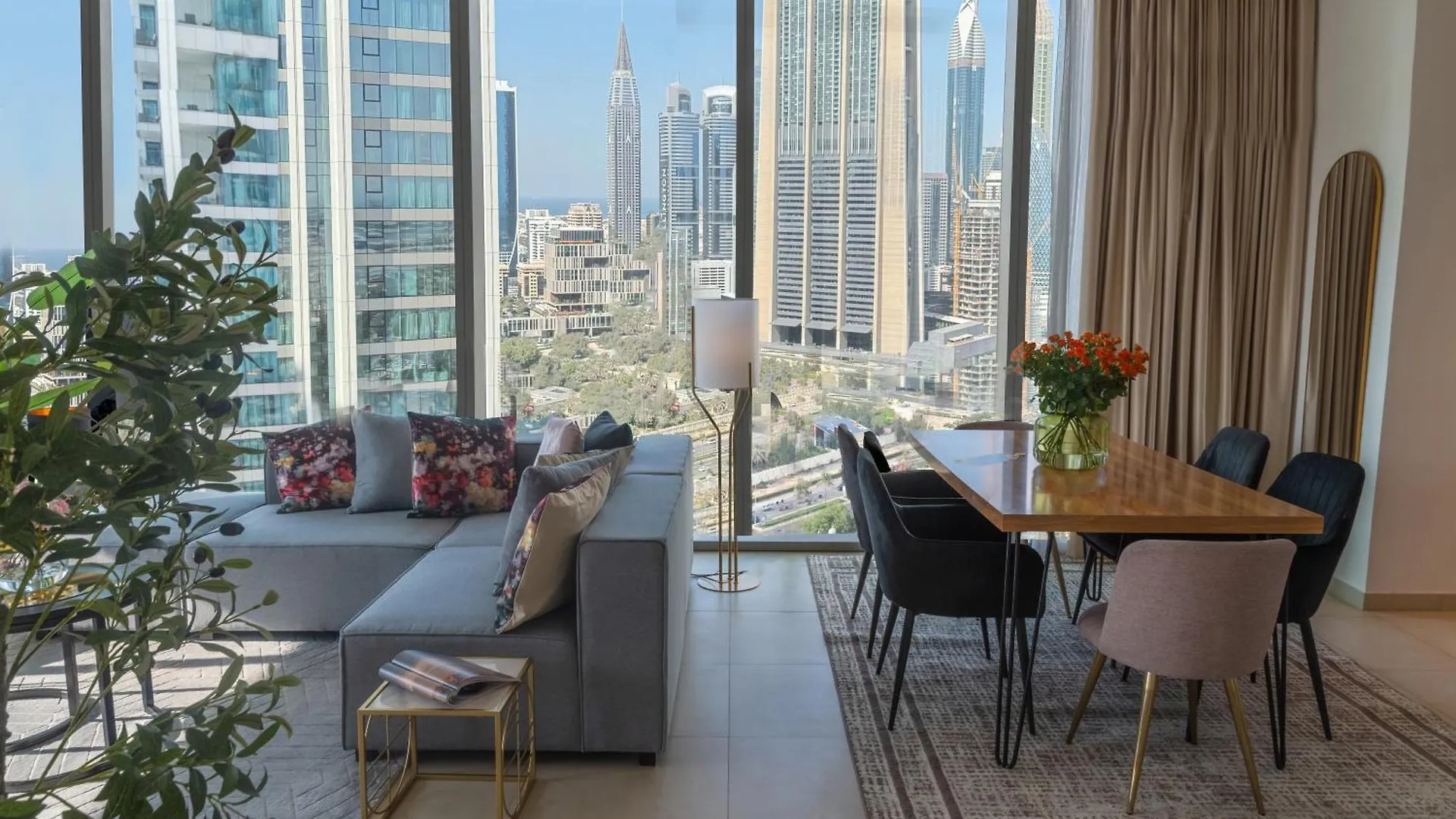 Burj Khalifa Lifestyle Boost! Fabulous 4Bed Open View Corner Suite Plus Dubai Mall Access Apartment