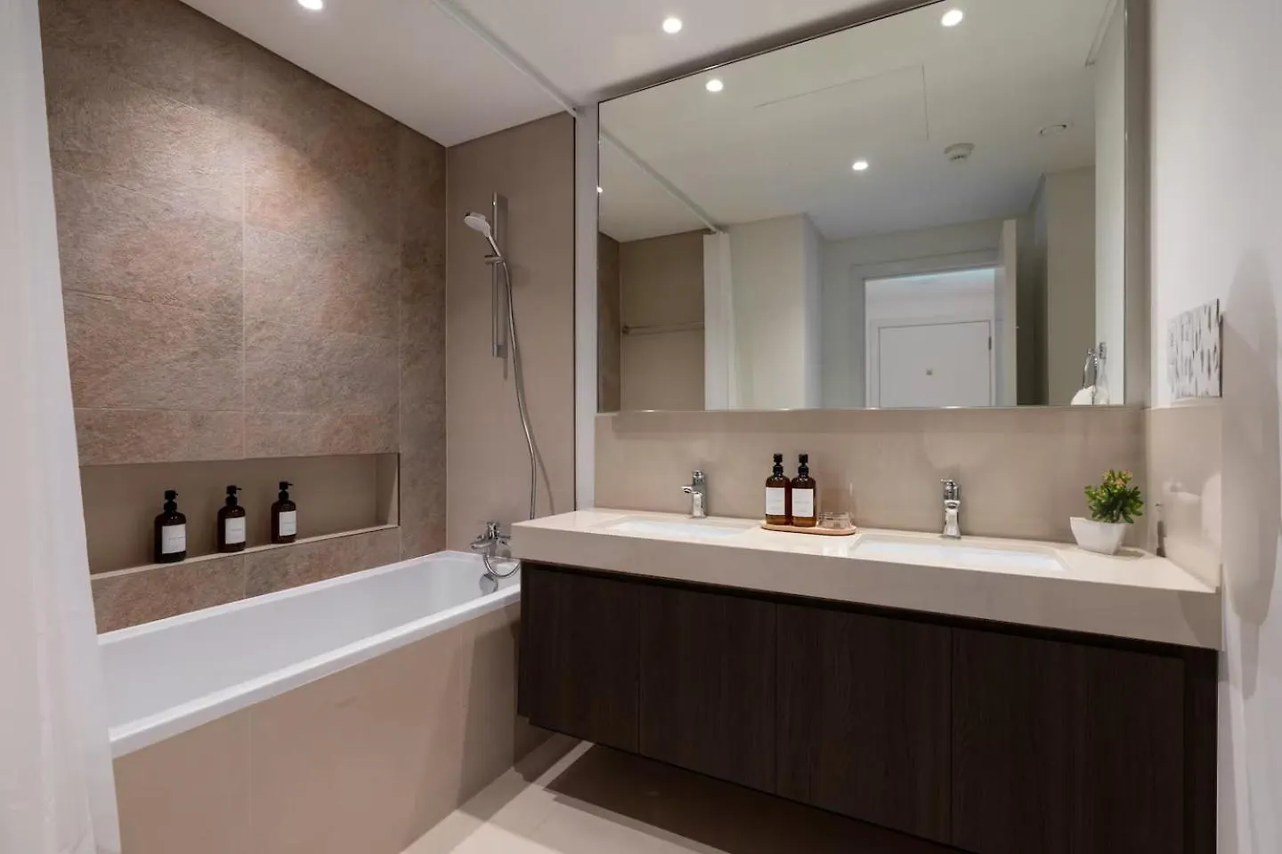 Burj Khalifa Lifestyle Boost! Fabulous 4Bed Open View Corner Suite Plus Dubai Mall Access 0*,  Emirados Árabes Unidos